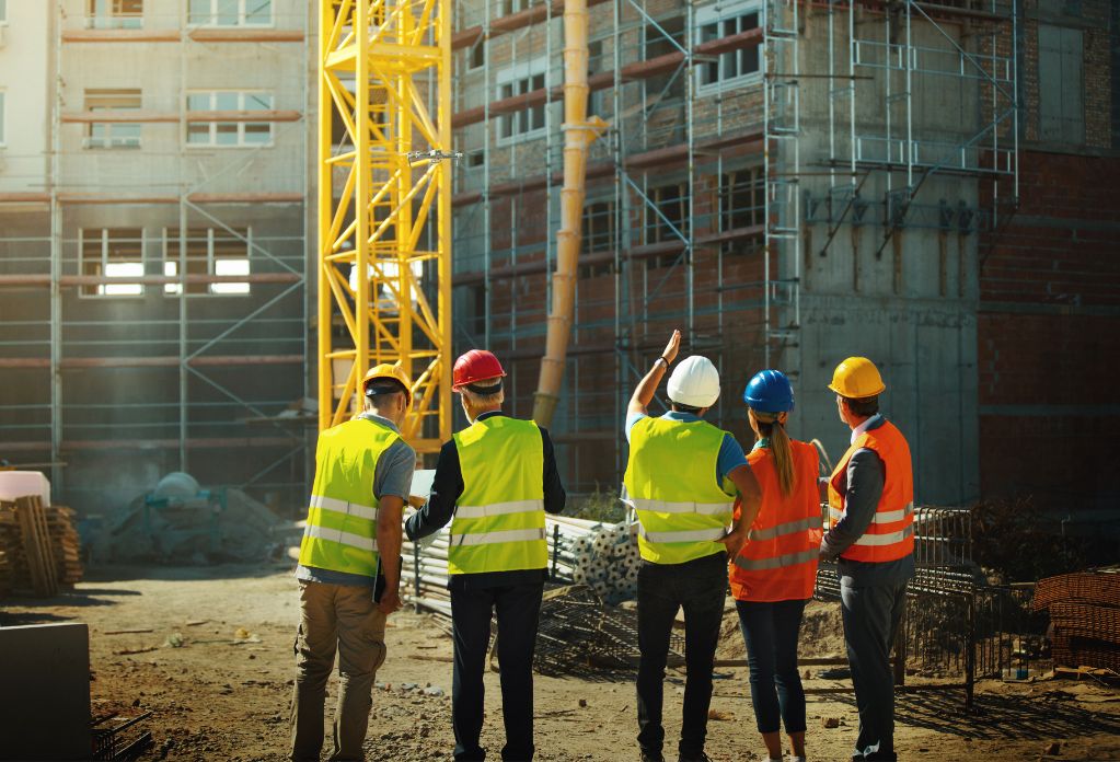 A group of construction workers on site. 10 ways to strengthen your modern slavery statement in construction