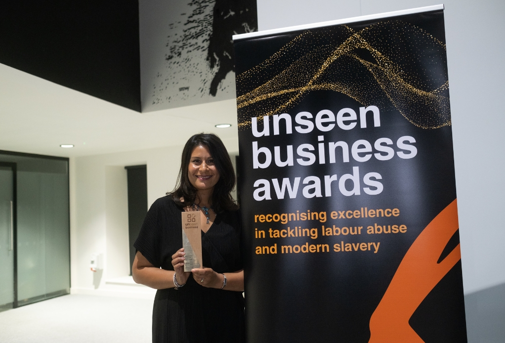 Nishma shah receives the unseen star of the year award at unseen business awards