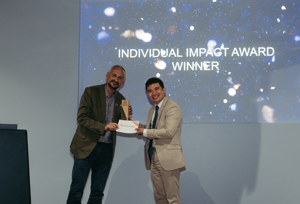 Euan chan receives the individual impact award at unseen business awards
